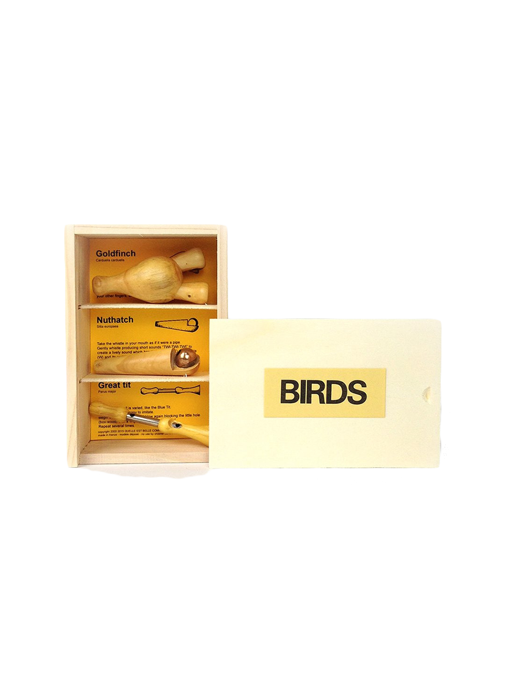 zestaw drewnianych instrumentów do naśladowania odgłosów ptaków