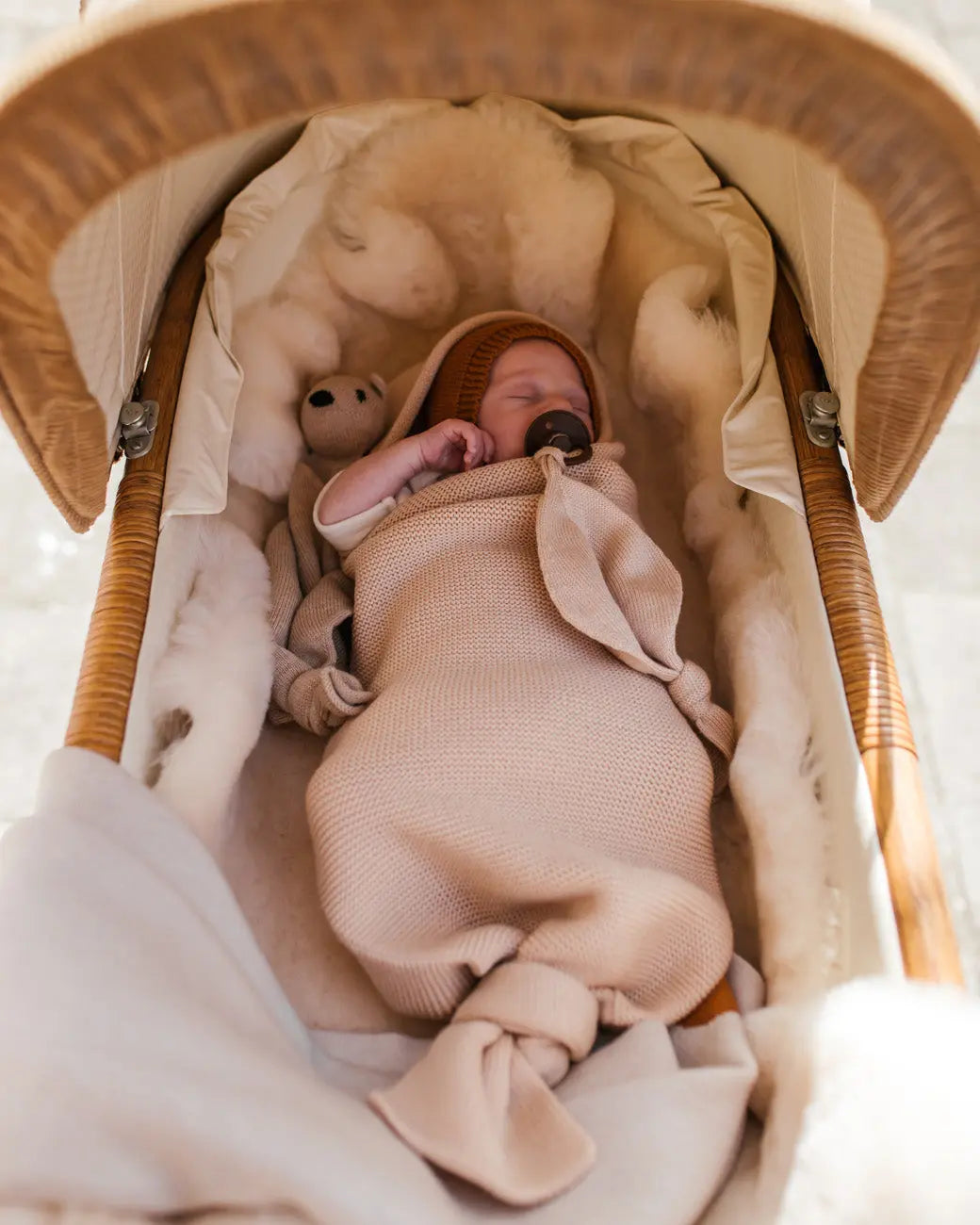 Kokon niemowlęcy z wełny merino Hvid BÉBÉ Concept