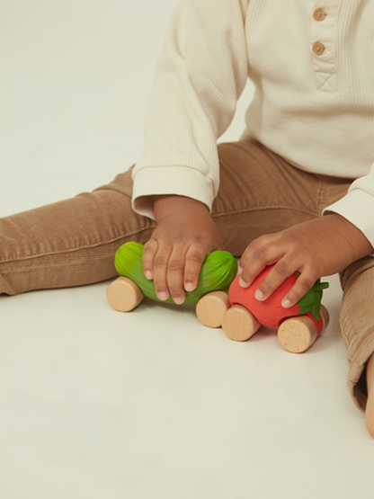 Pierwszy samochodzik z kauczuku Oli &amp; Carol BÉBÉ Concept 