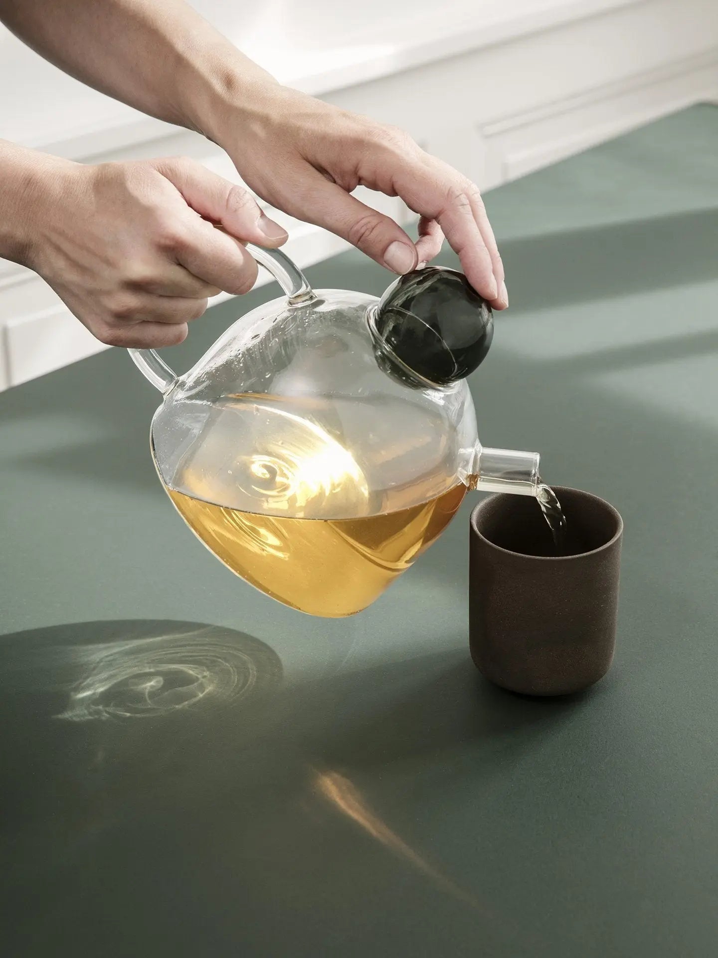 szklany czajnik z sitkiem do sypanej herbaty Still Teapot Ferm Living BEBE Concept 