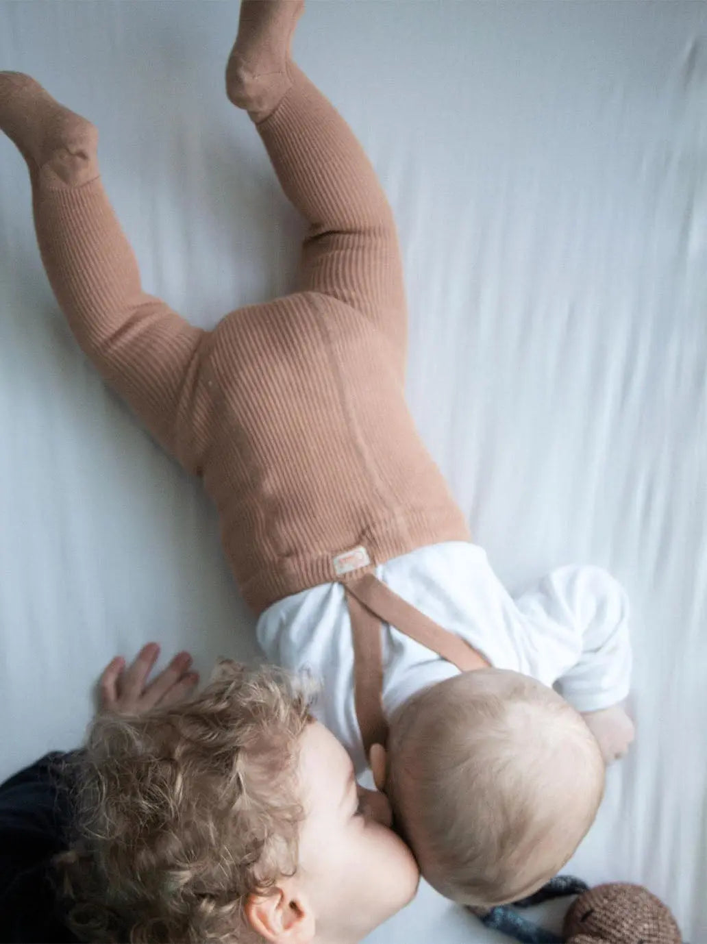 rajstopy z organicznej bawełny z szelkami w stylu vintage Silly Silas BÉBÉ Concept