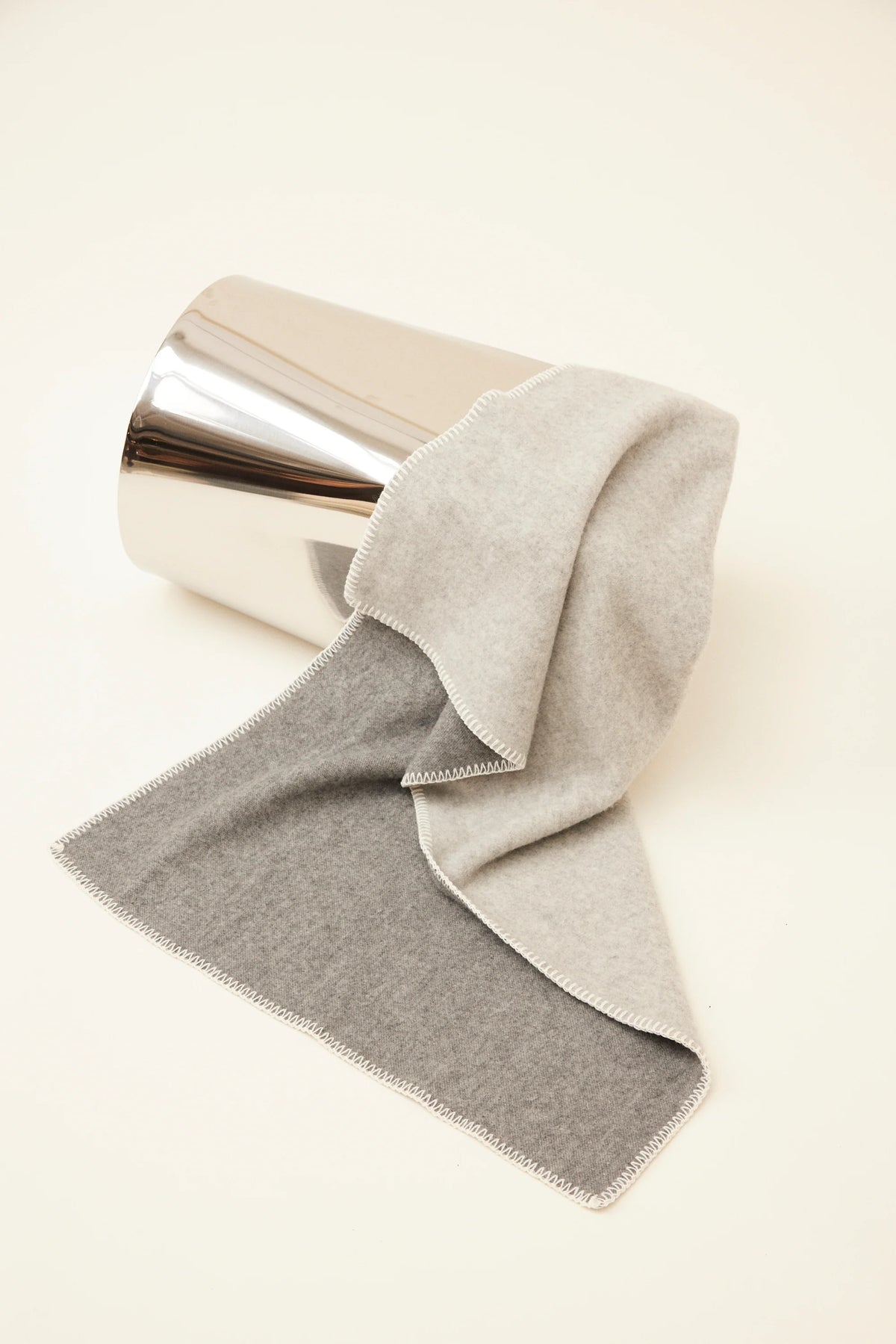 Kocyk z wełny merino Two-Tone Biniblanket CHARCOAL / GREY