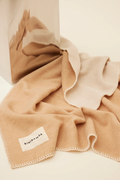 Kocyk z wełny merino Two-Tone Biniblanket CAMEL / ECRU