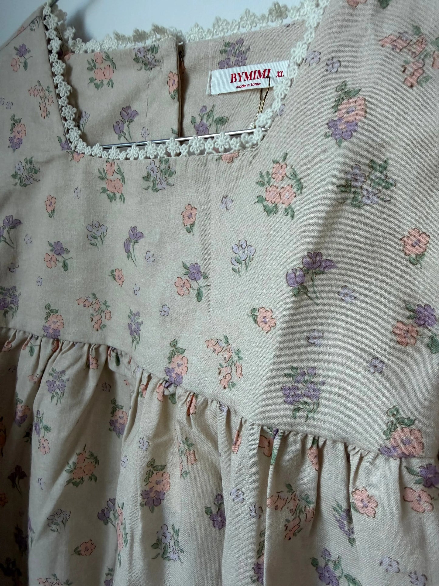Sukienka z ozdobnym dekoltem bymimi kids BEBE Concept 
