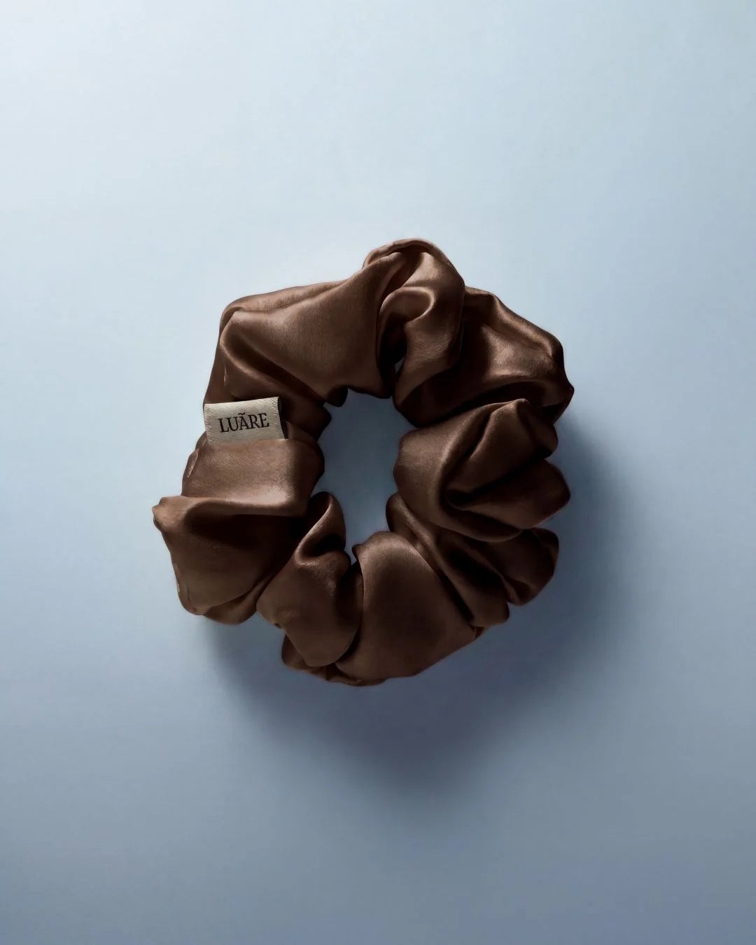 Jedwabna gumka do włosów The Midi Scrunchie NOUGAT