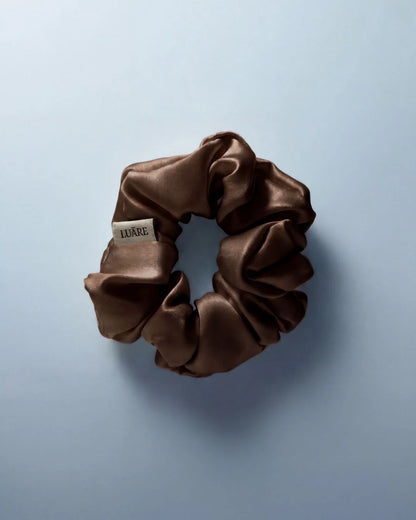 Jedwabna gumka do włosów The Midi Scrunchie NOUGAT