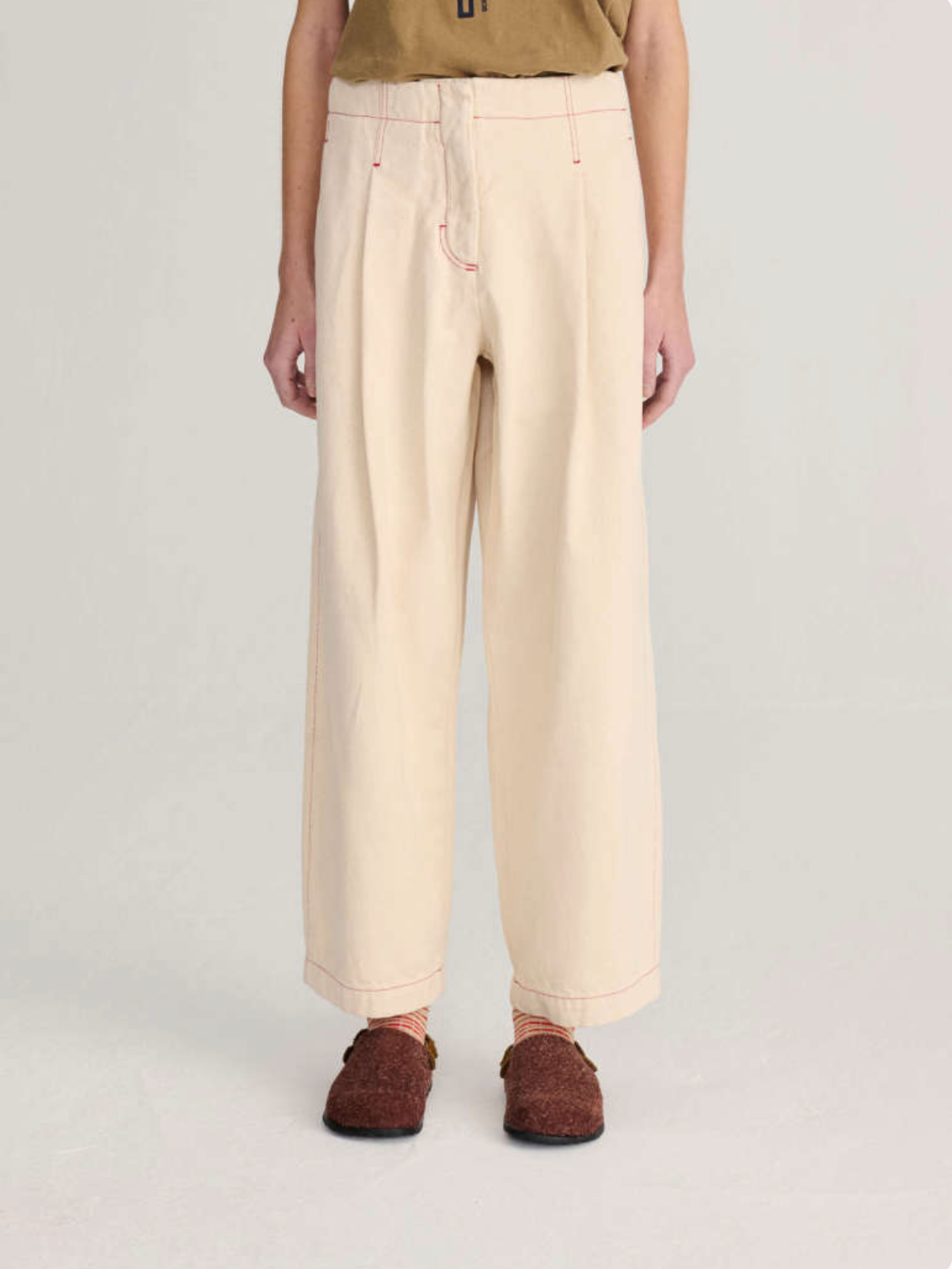 Ecru twill pleated barrel pants