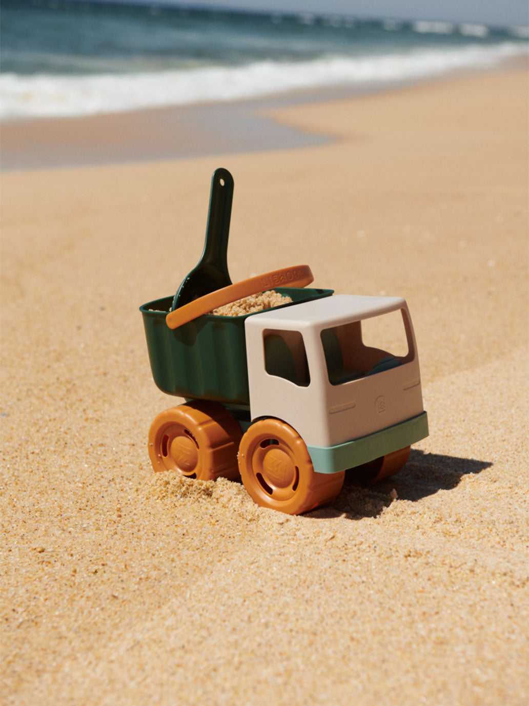 Ciężarówka do zabawy w piasku Beck Sand Truck Liewood BÉBÉ Concept 