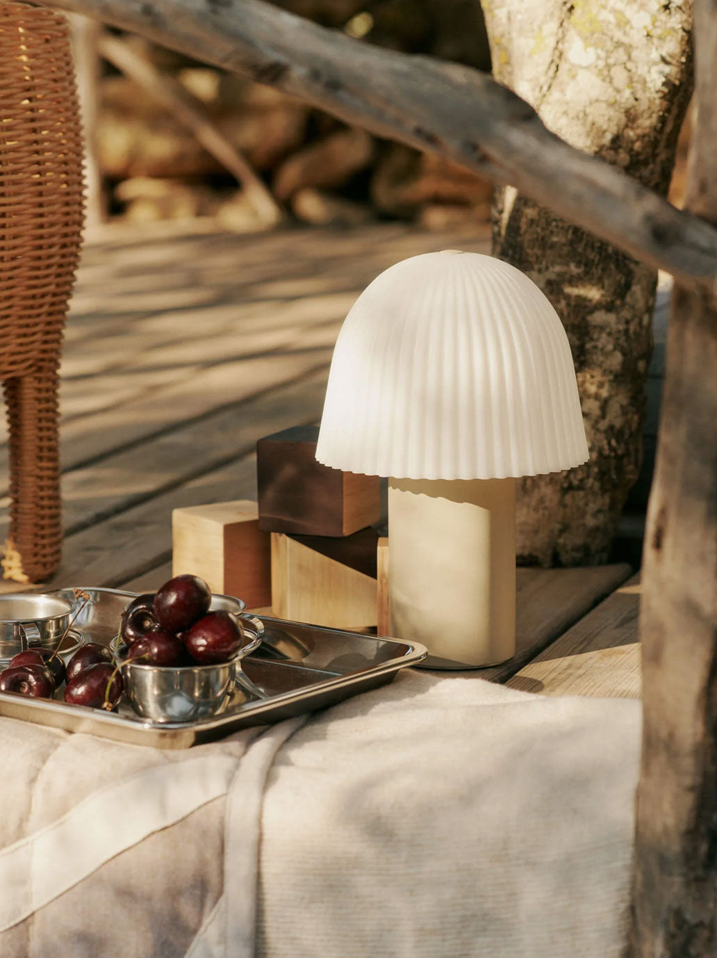 Bezprzewodowa lampka Frill Portable Lamp Ferm Living BÉBÉ Concept 