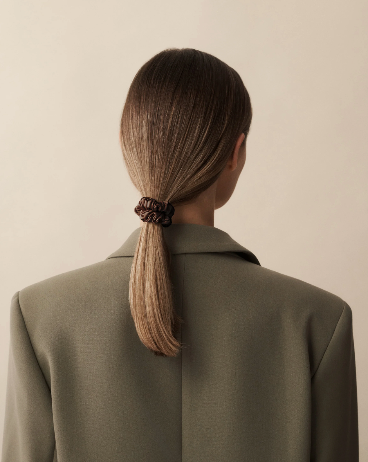 Zestaw jedwabnych gumek do włosów The Mini Scrunchie NOUGAT