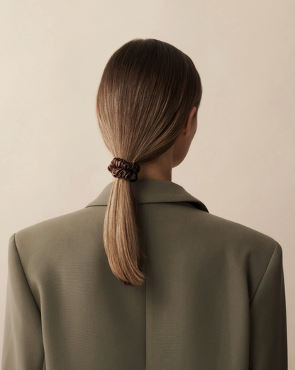 Zestaw jedwabnych gumek do włosów The Mini Scrunchie NOUGAT