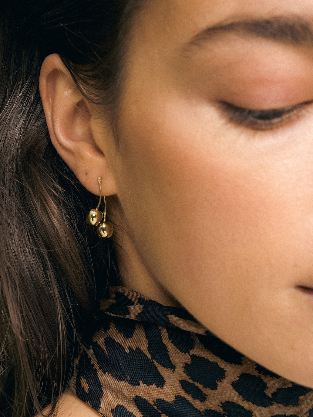 Złoty kolczyk Single French Cherries Stud Anna + Nina BÉBÉ Concept 