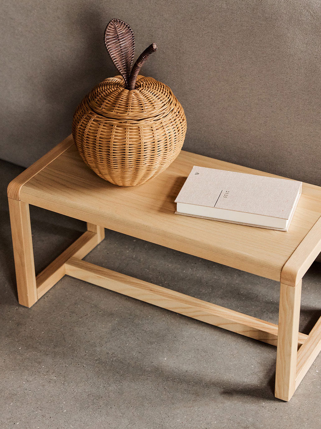 Drewniana ławka Little Architect Ferm Living BÉBÉ Concept 