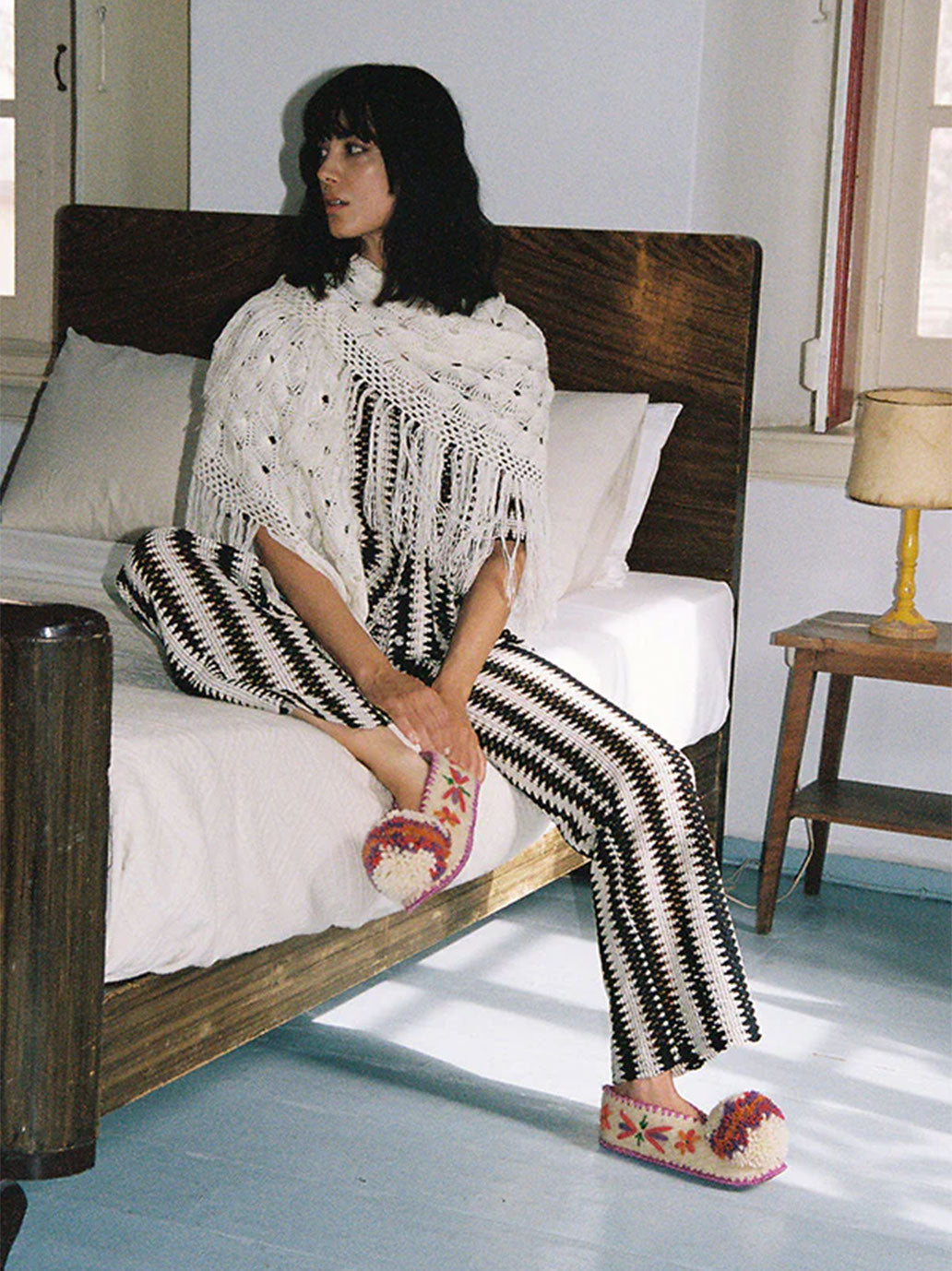 Ręcznie robione wełniane kapcie z pomponem GIVE A PON BÉBÉ Concept 