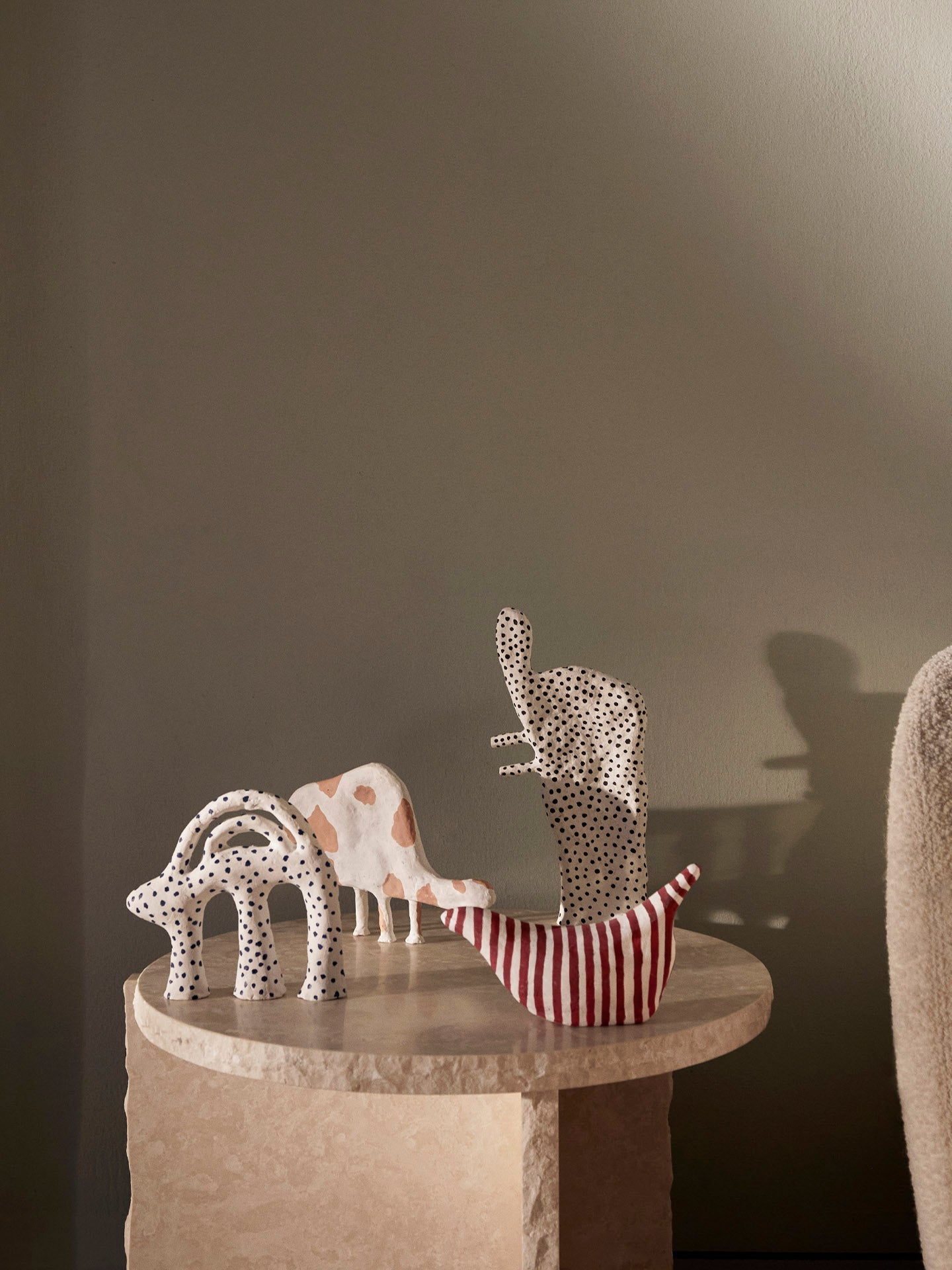 Dekoracyjna rzeźba papier mâché Ferm Living BÉBÉ Concept 