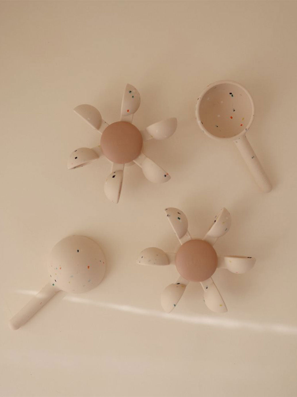 Spinner kąpielowy z przyssawką Water Wheel Mushie BÉBÉ Concept 