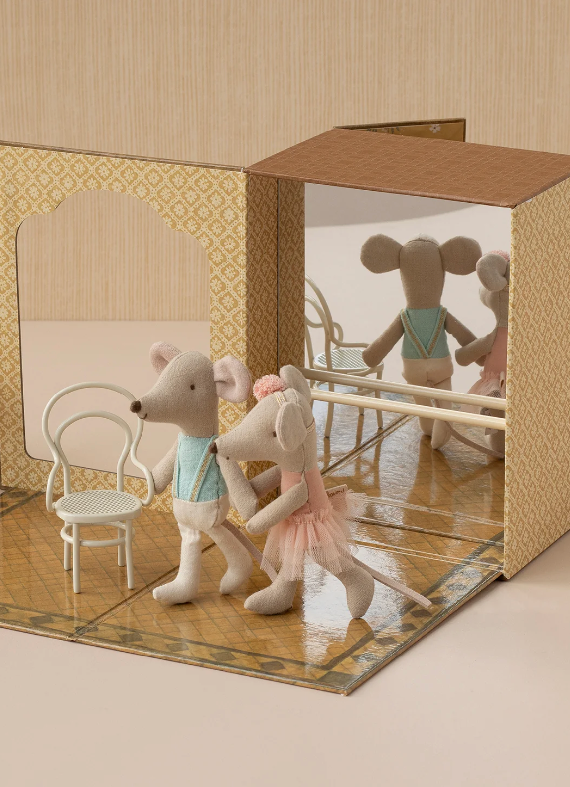 Myszki baletowe w studiu tanecznym