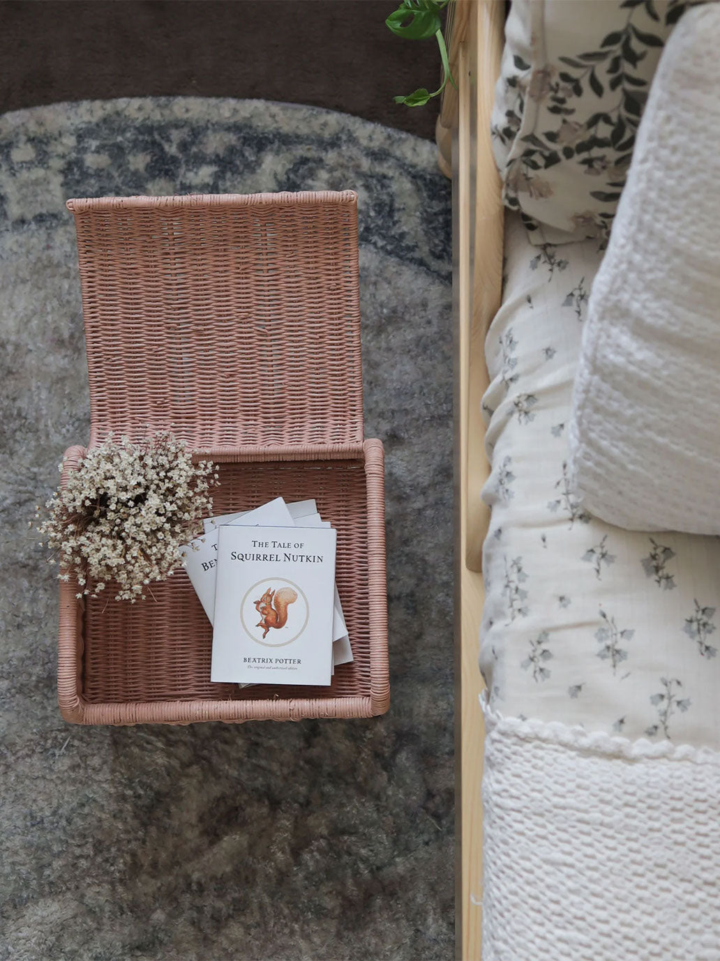 Rattanowy stołek ze schowkiem Petal Storie Stool Olli Ella BÉBÉ Concept 