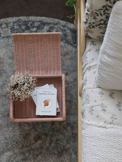 Rattanowy stołek ze schowkiem Petal Storie Stool Olli Ella BÉBÉ Concept 