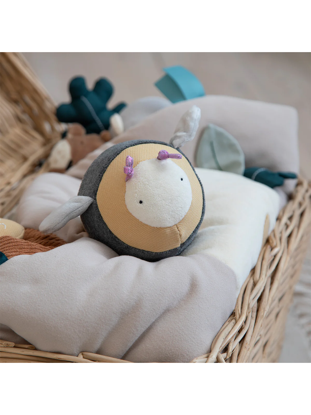 Miękka zabawka sensoryczna z dzwoneczkiem Sebra BÉBÉ Concept