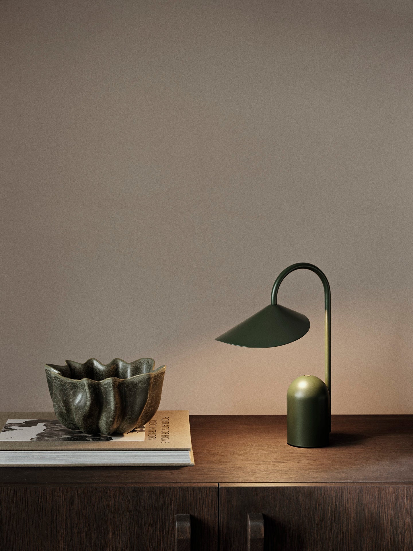 Bezprzewodowa lampka Arum Portable Lamp Ferm Living BÉBÉ Concept 