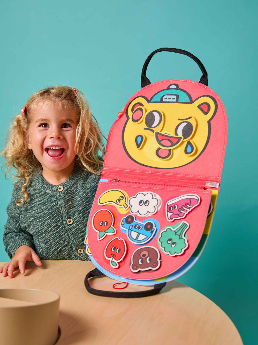 Miękka książeczka aktywizująca Montessori SHAPES &amp; COLORS