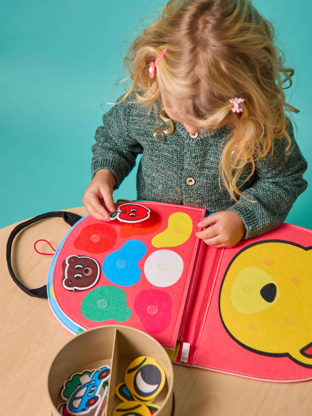 Miękka książeczka aktywizująca Montessori SHAPES &amp; COLORS