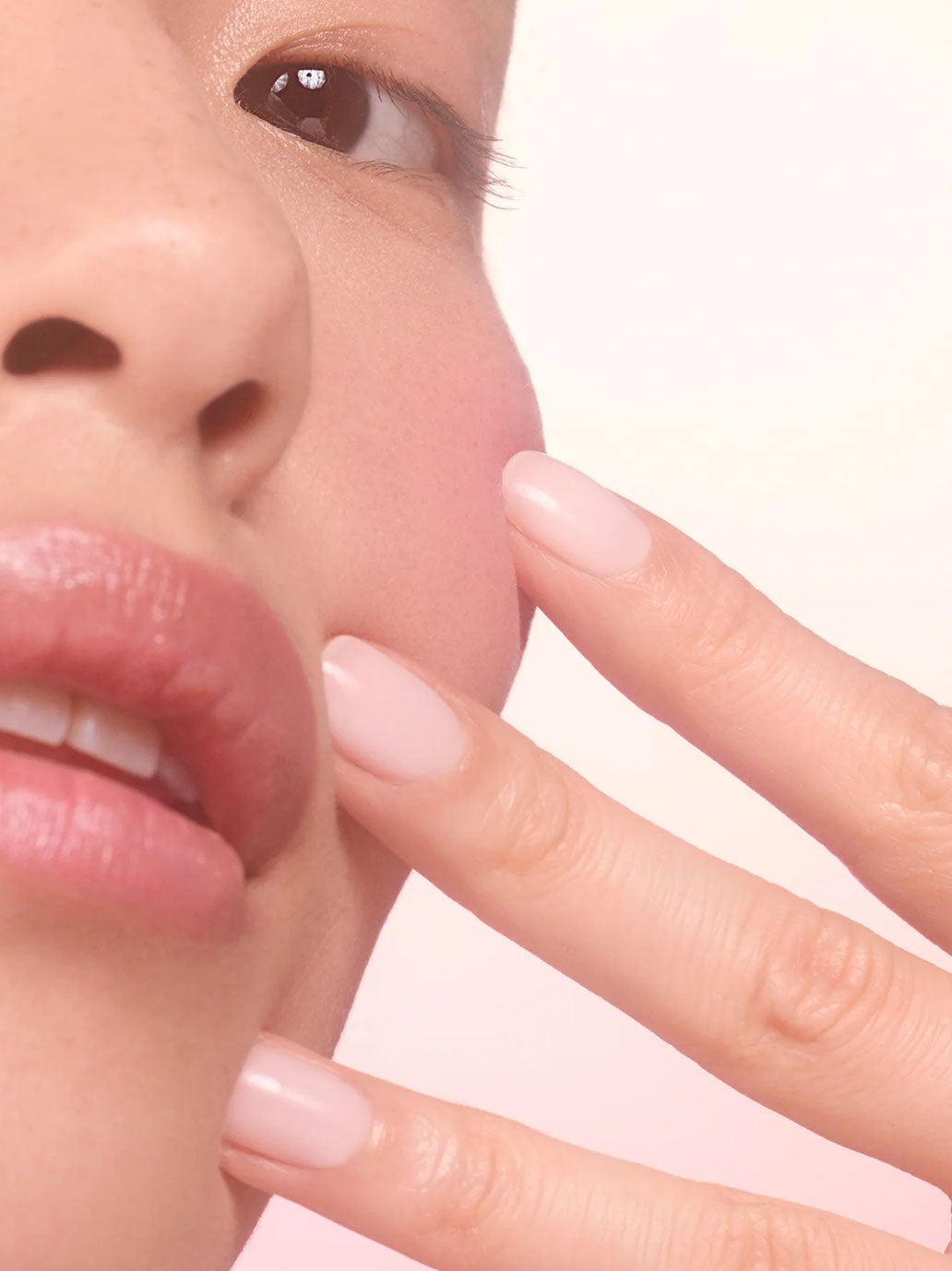 Pielęgnacyjny lakier do paznokci Active Blur Powder Pink