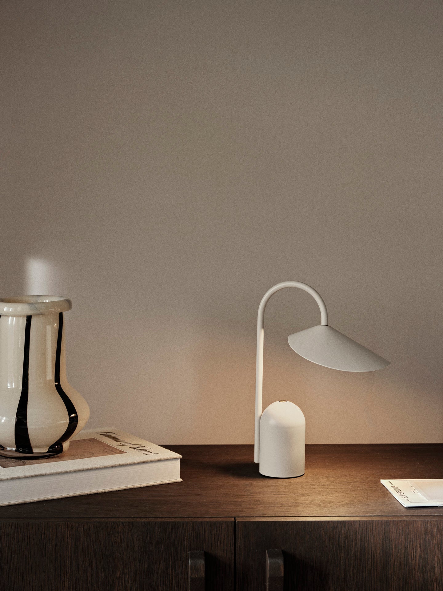Bezprzewodowa lampka Arum Portable Lamp Ferm Living BÉBÉ Concept 