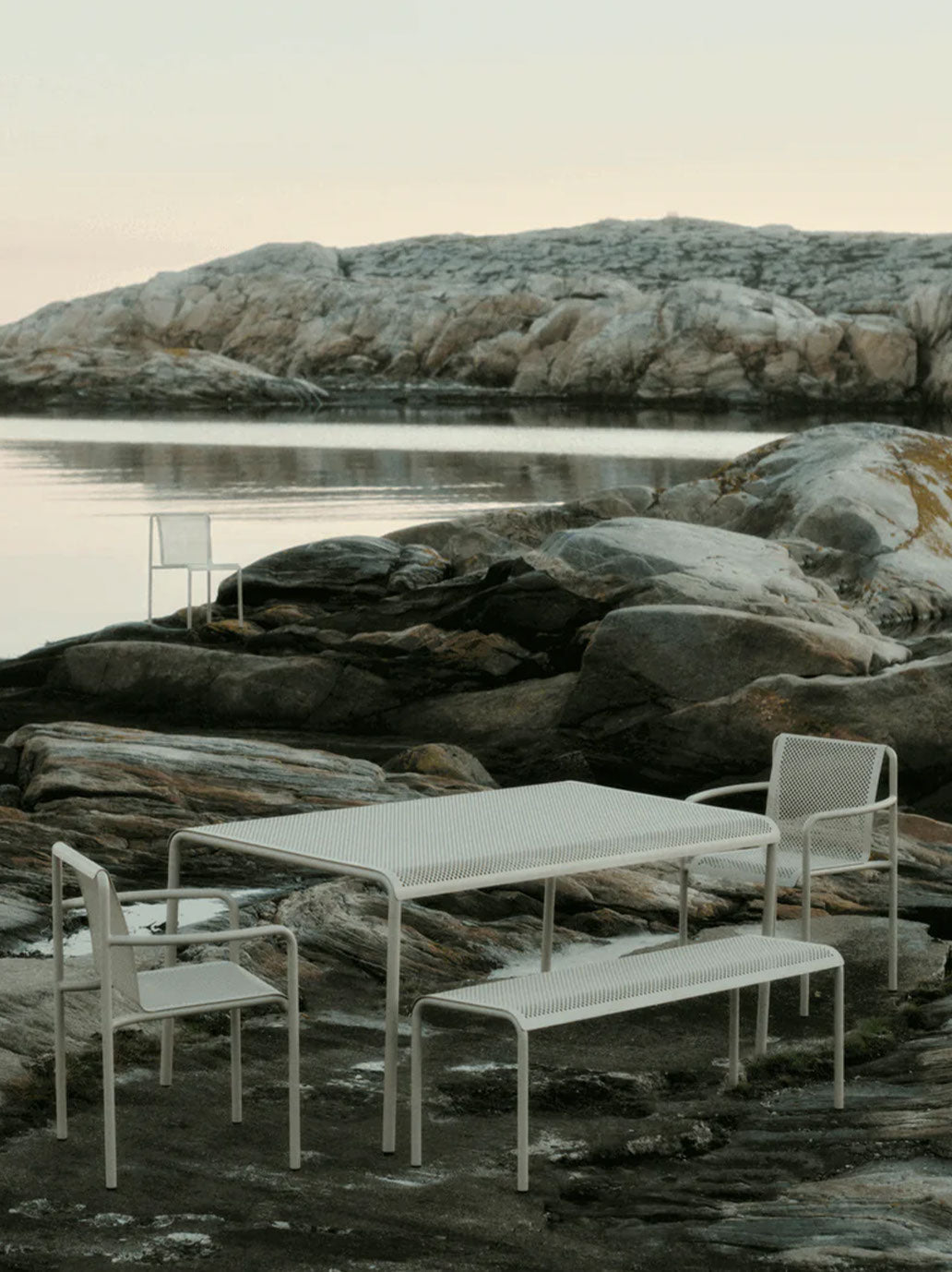 Krzesło ogrodowe z podłokietnikami Dapple Arm Chair Ferm Living BÉBÉ Concept 