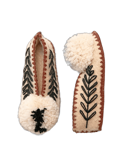 Ręcznie robione wełniane kapcie z pomponem GIVE A PON BÉBÉ Concept 