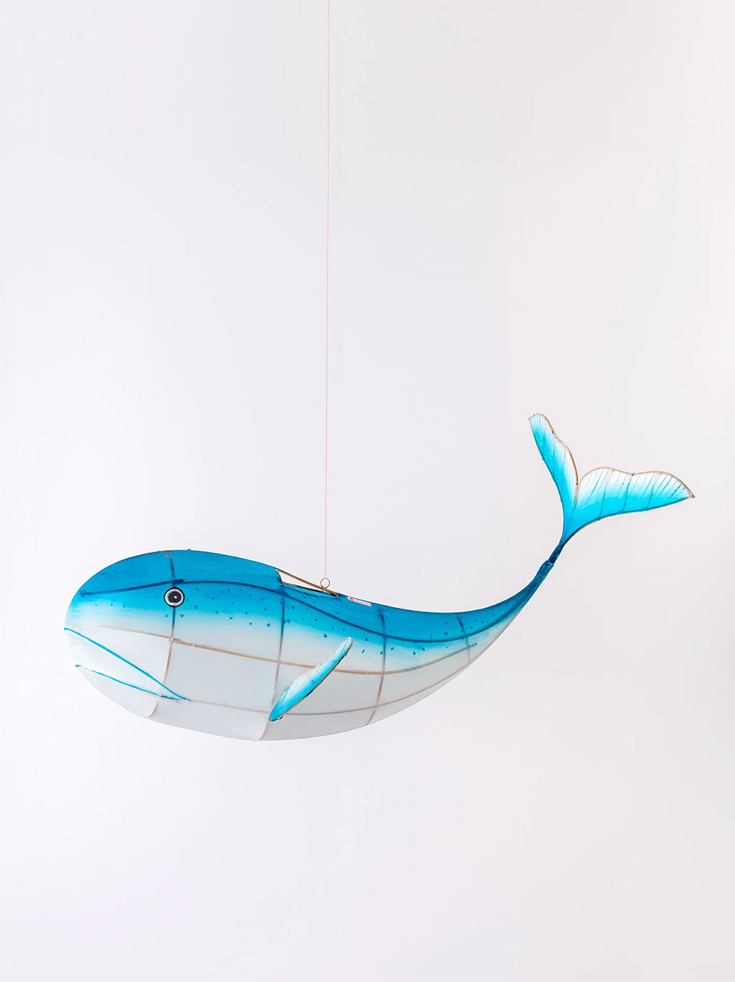 Ręcznie malowany lampion z jedwabiu Wieloryb Petit Pan BÉBÉ Concept 