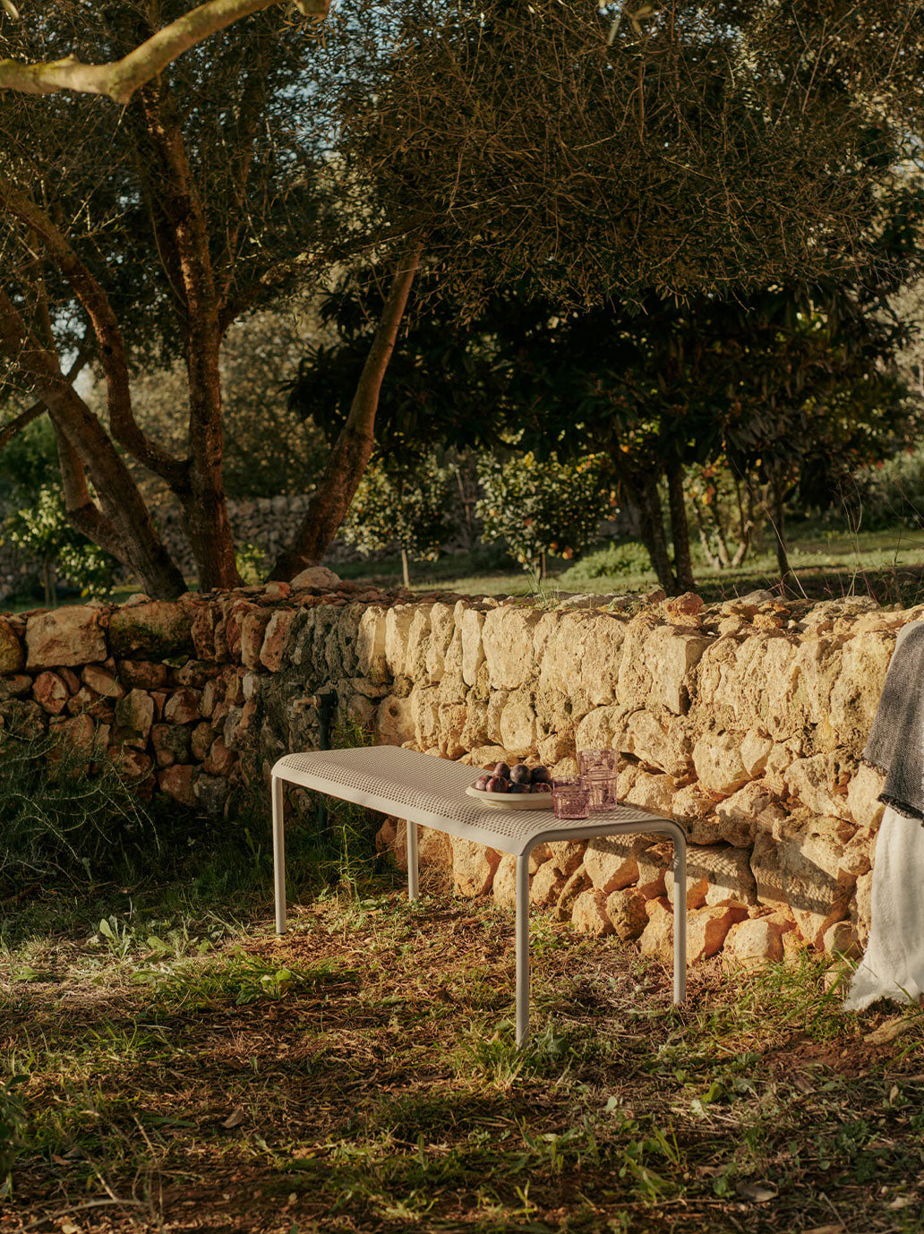 Ława ogrodowa Dapple Bench Ferm Living BÉBÉ Concept 