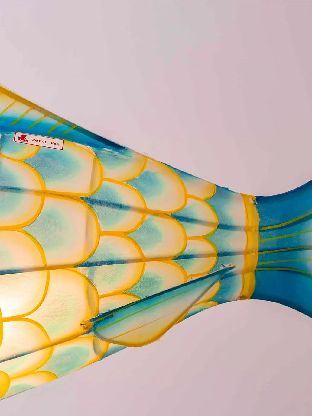 Ręcznie malowany lampion z jedwabiu Small Carp Petit Pan BÉBÉ Concept 