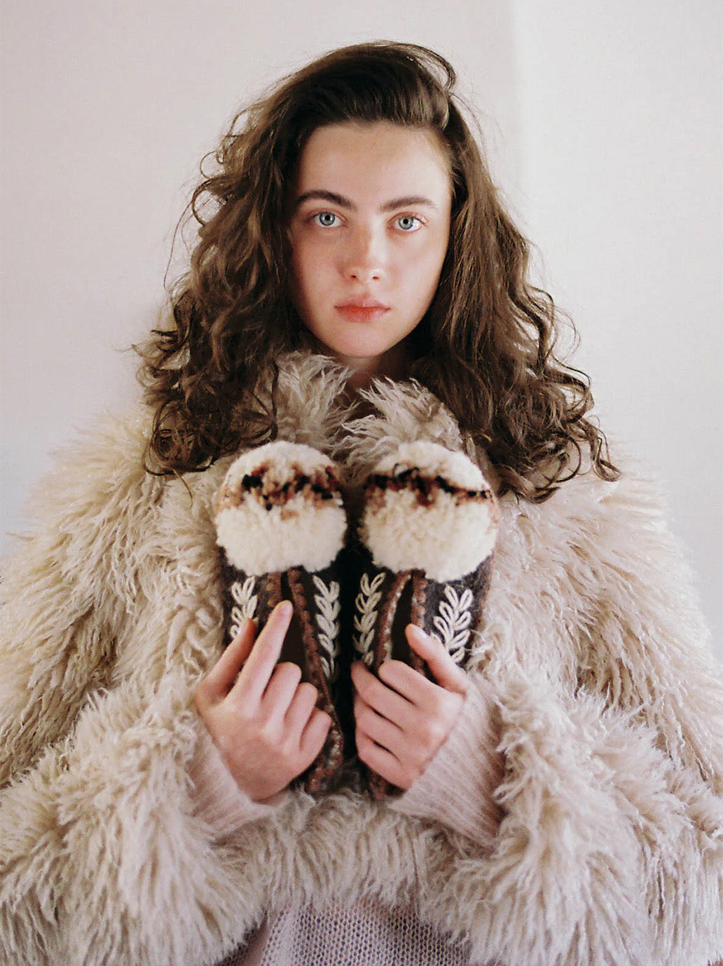 Ręcznie robione wełniane kapcie z pomponem GIVE A PON BÉBÉ Concept 