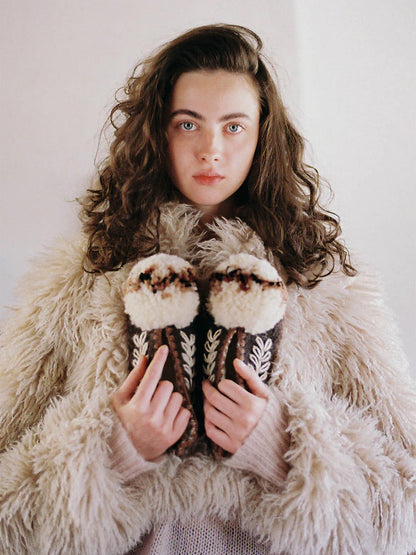 Ręcznie robione wełniane kapcie z pomponem GIVE A PON BÉBÉ Concept 