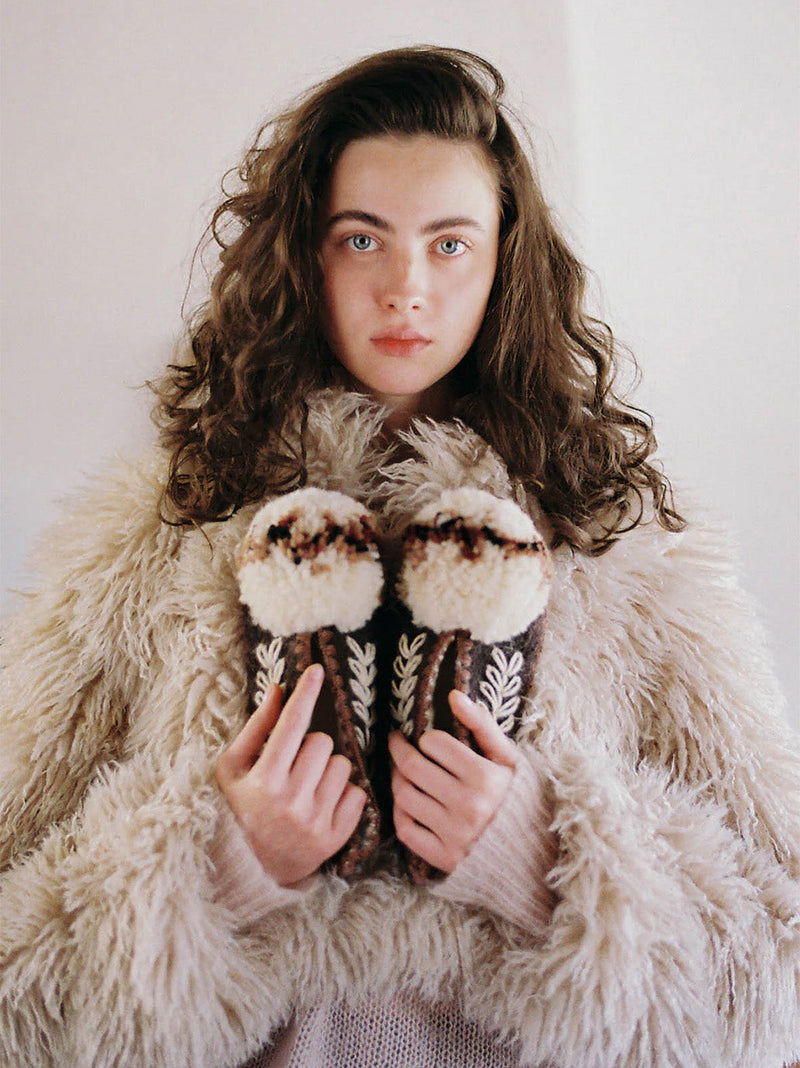 Ręcznie robione wełniane kapcie z pomponem GIVE A PON BÉBÉ Concept 