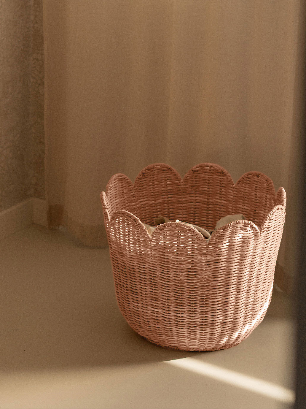 Rattanowy kosz na zabawki Tulip Basket Olli Ella BÉBÉ Concept 