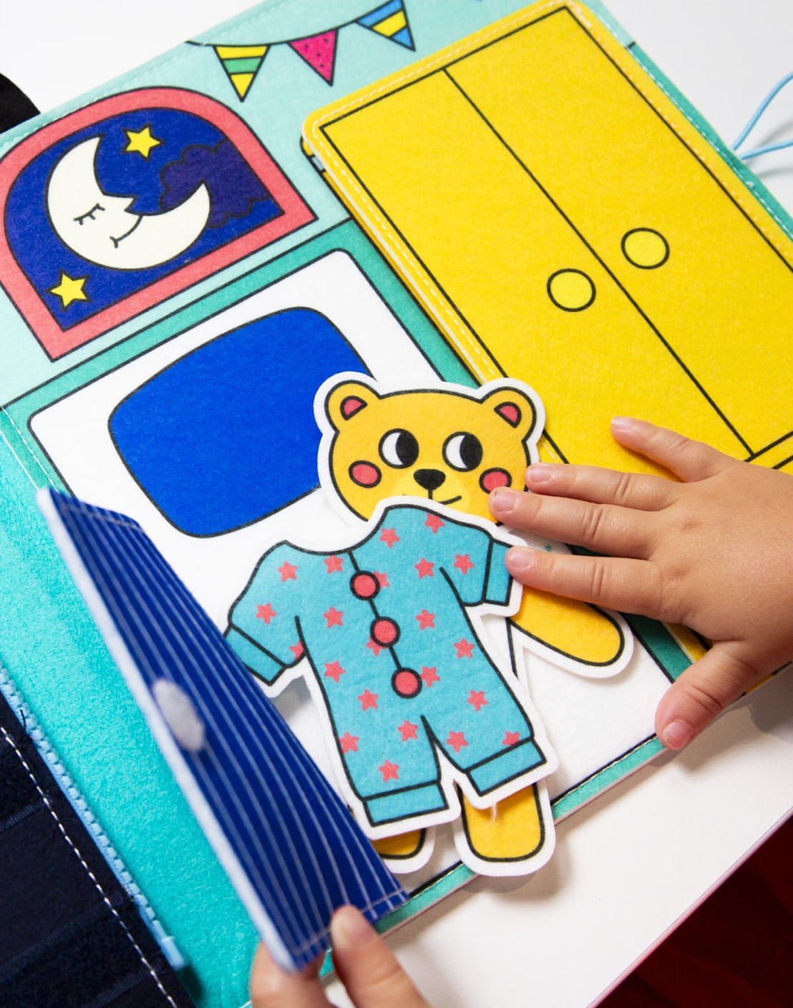 Miękka książeczka aktywizująca Montessori OMY BÉBÉ Concept 