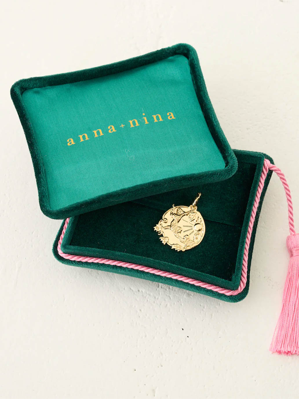 Pozłacana zawieszka Memorable Charm Love LOVE