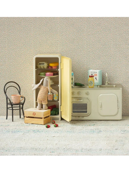 miniaturowa metalowa lodówka Maileg BEBE Concept 