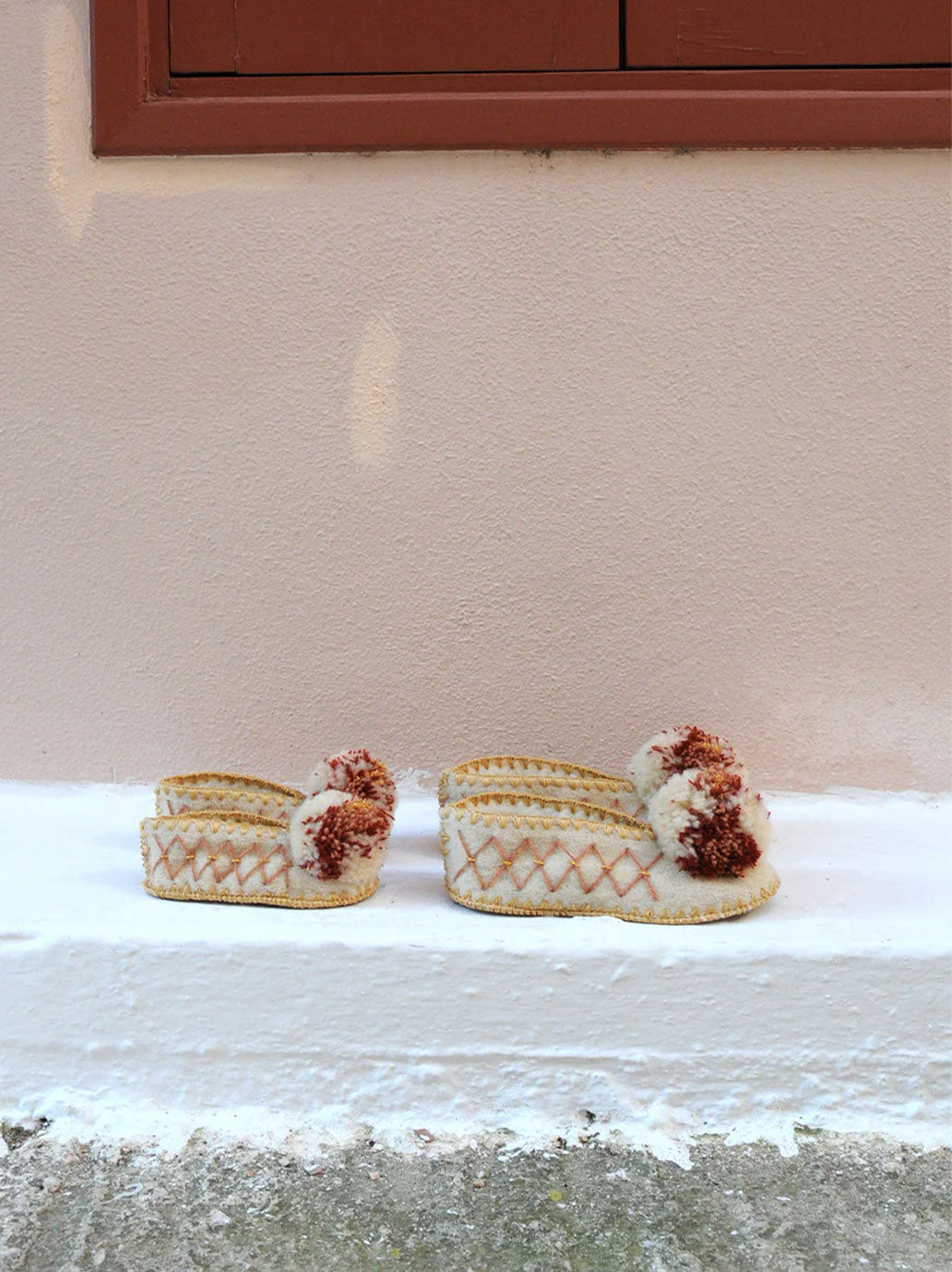 Ręcznie robione wełniane kapcie z pomponem GIVE A PON BÉBÉ Concept 