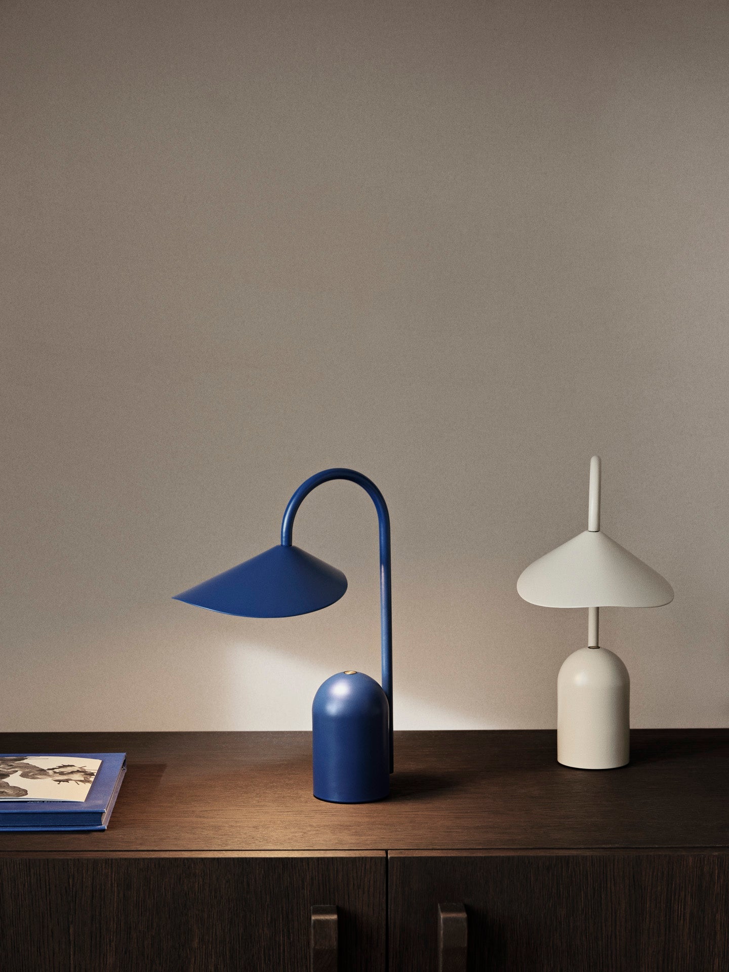 Bezprzewodowa lampka Arum Portable Lamp Ferm Living BÉBÉ Concept 