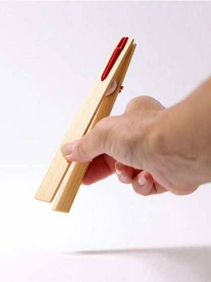 Drewniana pęseta do sortowania Grimm&#39;s BÉBÉ Concept