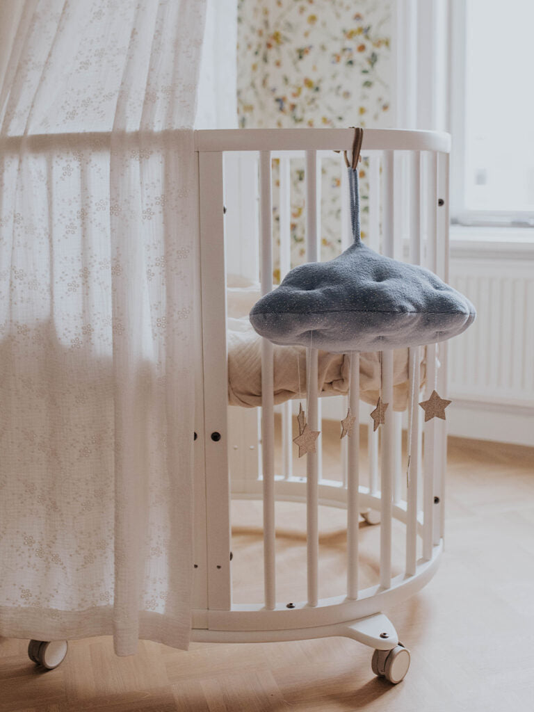 Miękki mobil zawieszka z brokatowymi gwiazdami Picca Loulou BÉBÉ Concept