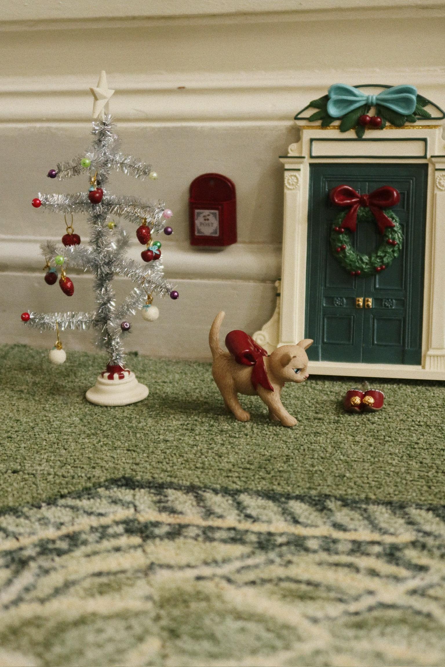 Świąteczna dekoracja z drzwiczkami dla elfa Konges Slojd BÉBÉ Concept 