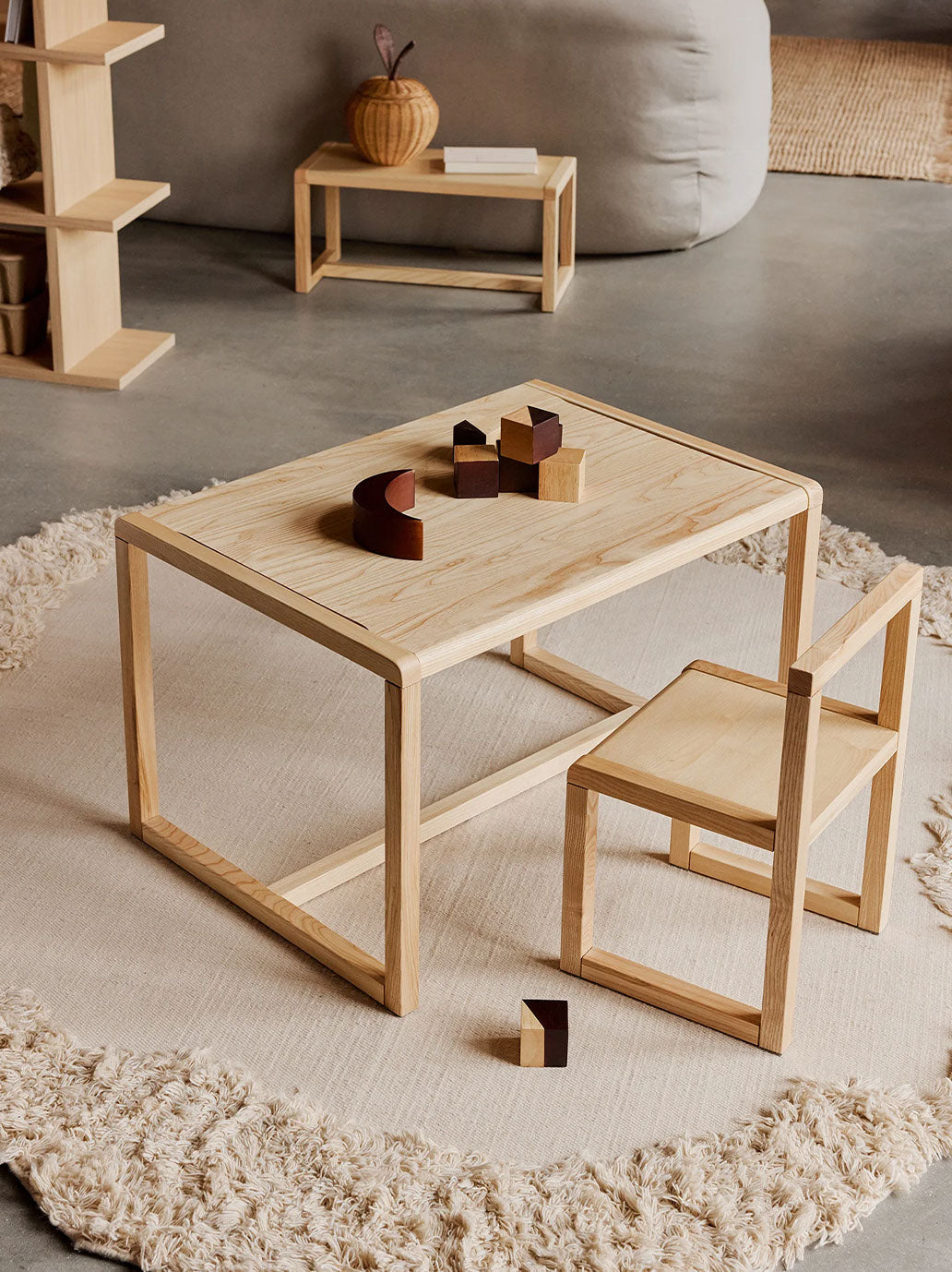 Drewniany stolik Little Architect Ferm Living BÉBÉ Concept 