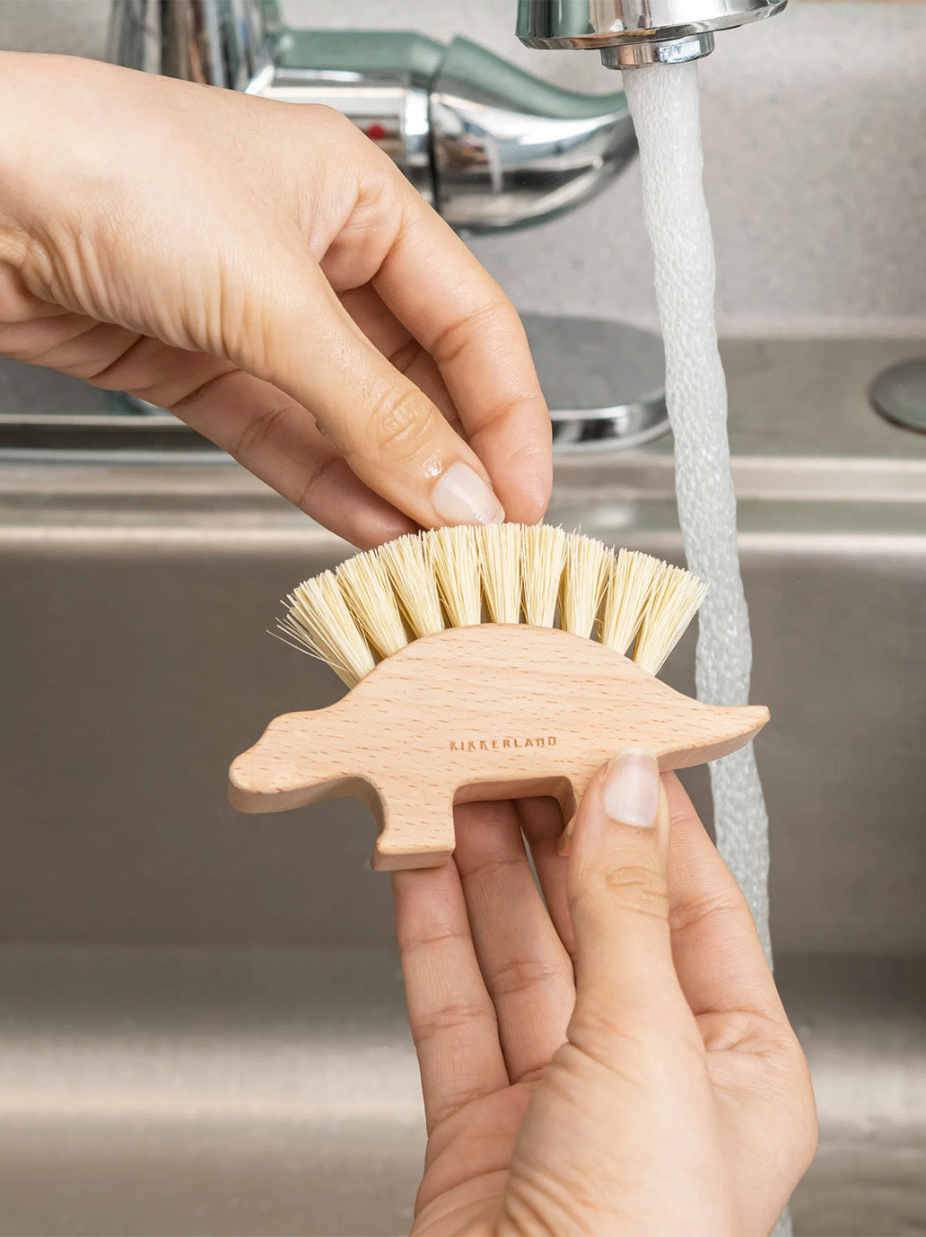 Drewniana szczotka do paznokci Kikkerland BÉBÉ Concept 