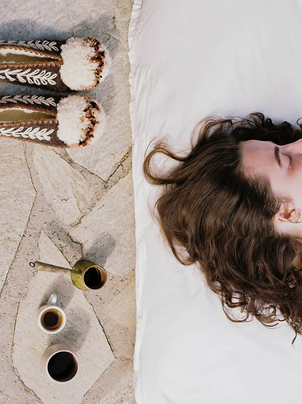 Ręcznie robione wełniane kapcie z pomponem GIVE A PON BÉBÉ Concept 