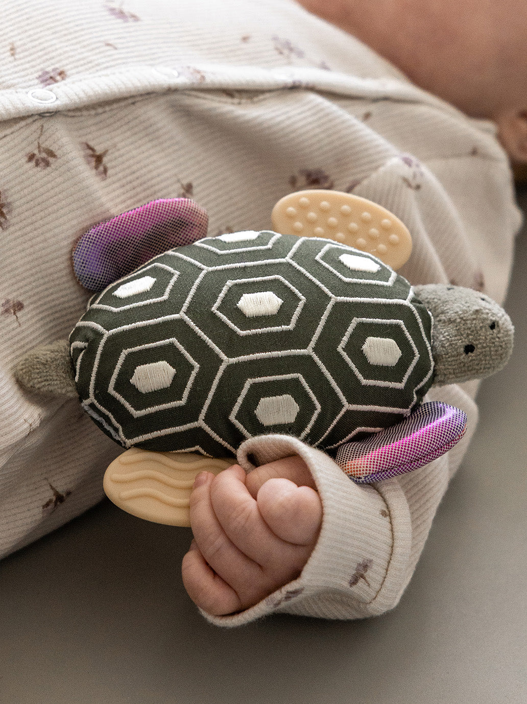 Sensoryczna zabawka z lusterkiem Turbo Turtle Sebra BÉBÉ Concept 